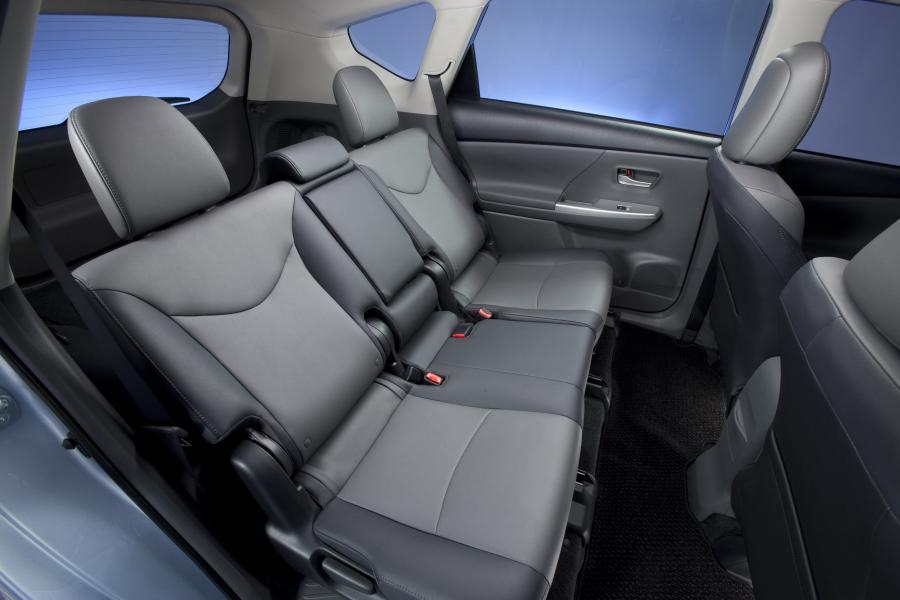  Toyota Prius V 2011 года  (фото 38 из 208)